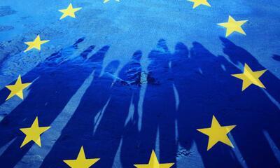 Vlag EU met silhouetten van mensen