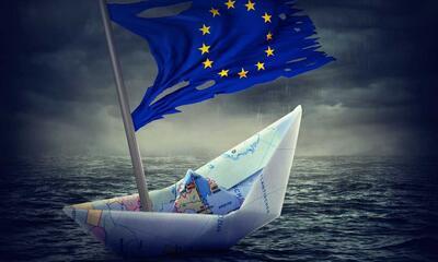 Papieren bootje uit kaart Europa dobberend op zee met vlag EU