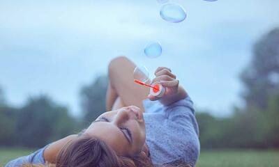 Kind die zeepbellen blaast