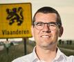 Sander Loones bij bord Vlaanderen